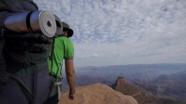 Arizona, ABD 'deki Grand Canyon Ulusal Parkı' nda yürüyüş yapan bir adam.
