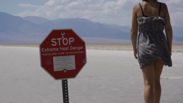 Färgvarning Vid Badwater Basin Death Valley Öknen Kalifornien Förenta Staterna — Stockvideo
