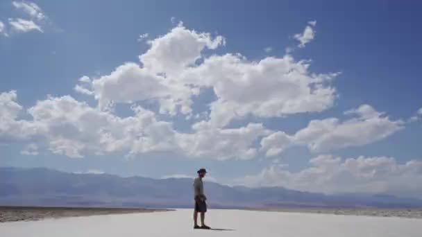 Man Jumping Death Valley Usa — стоковое видео