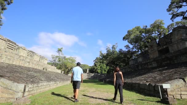 Hombre Mujer Cerca Pirámides Mayas Los Templos Las Ruinas Copán — Vídeos de Stock