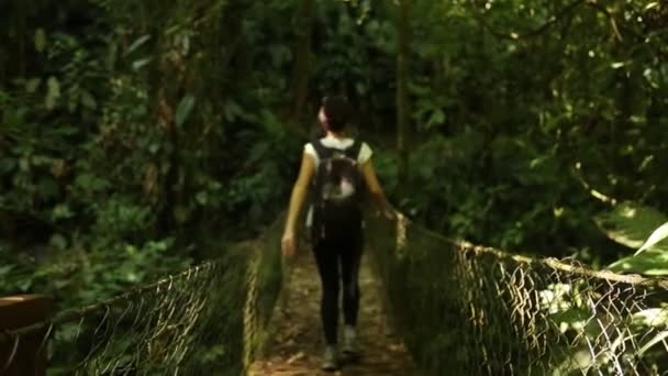 ヨヤ湖のセロ アズール メアンバー国立公園 Panacam の橋の上の女性 ホンジュラス — ストック動画