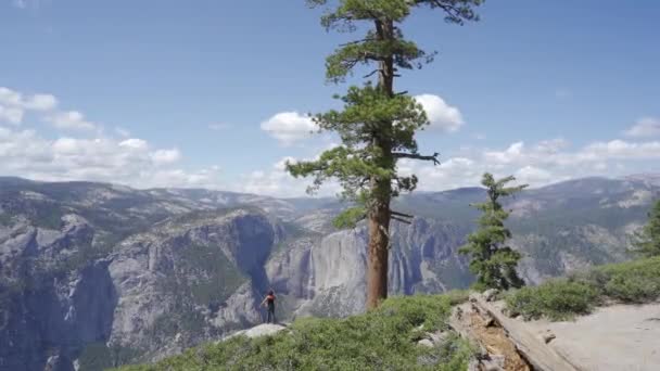 Een Jonge Vrouw Sentinel Dome Kijkt Naar Upper Yosemite Fall — Stockvideo