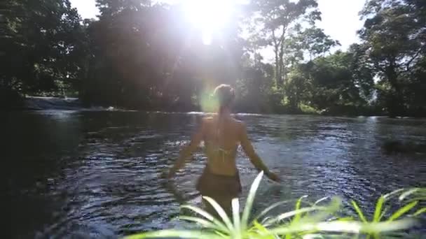 Giovane Donna Nella Cascata Pulhapanzak Sul Lago Yojoa Honduras — Video Stock