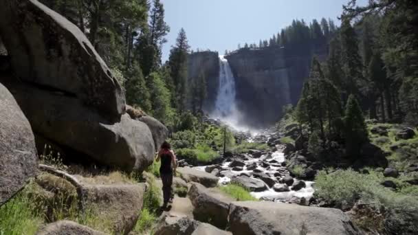 Vernal Falls Vízesés Yosemite Nemzeti Parkban Kalifornia Egyesült Államok — Stock videók