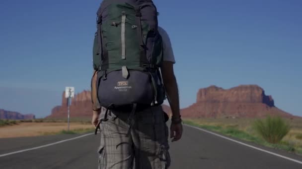 Male Tourist Road Monument Valley National Park Usa — 图库视频影像