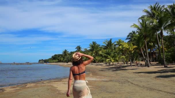 Vacker Kvinna Bikini Nära Havet Strand Roatan Honduras — Stockvideo