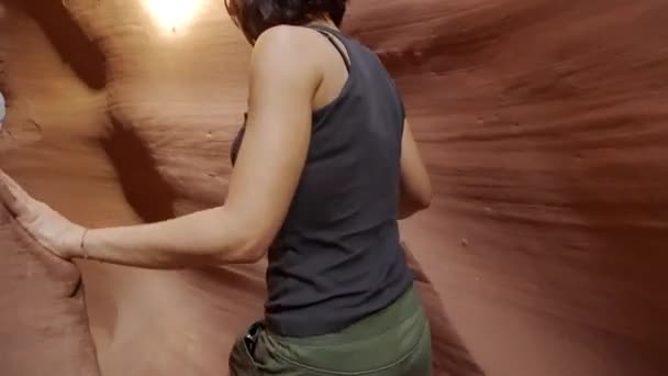 Touristin Lower Antelope Arizona Vereinigte Staaten — Stockvideo