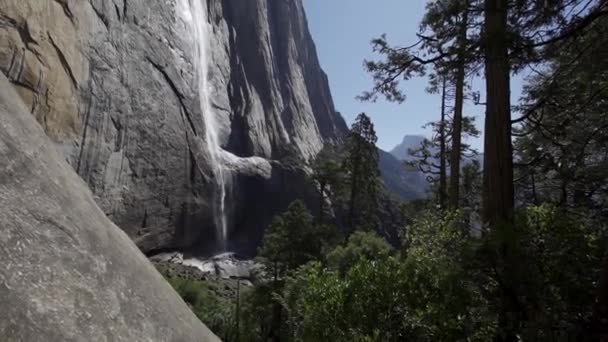 米国カリフォルニア州ヨセミテ国立公園の滝の素晴らしい景色 — ストック動画