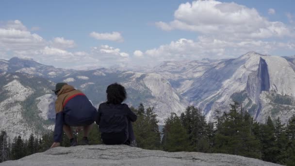 カップルは 米国カリフォルニア州ヨセミテ国立公園の絵のような景色を楽しむ — ストック動画