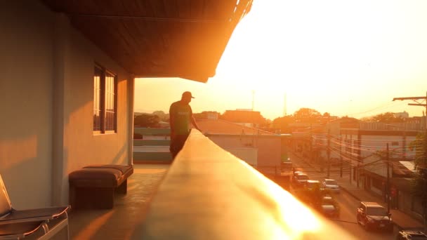 Tela Honduras Enero 2020 Hombre Observando Hermosa Puesta Sol Costa — Vídeo de stock