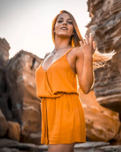 Retrato Atardecer Hermosa Joven Mujer Contra Roca —  Fotos de Stock