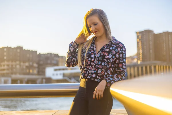 Retrato Rua Jovem Mulher Loira Pôr Sol — Fotografia de Stock