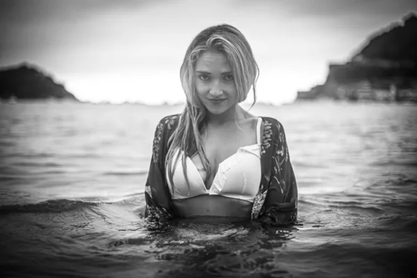 Ritratto Bella Giovane Donna Bikini Acqua Mare — Foto Stock