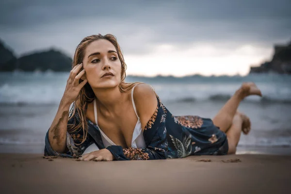 Retrato Una Hermosa Joven Bikini Orilla Del Mar —  Fotos de Stock