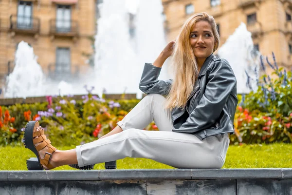 Porträtt Vacker Ung Kvinna Vita Kläder Och Läder Jacka — Stockfoto