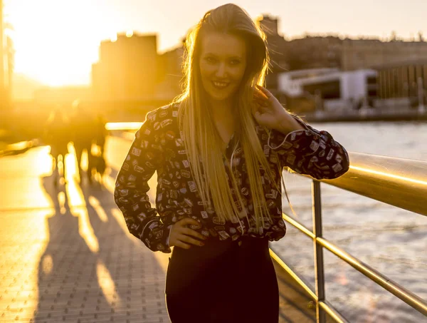 Retrato Rua Jovem Mulher Loira Pôr Sol — Fotografia de Stock