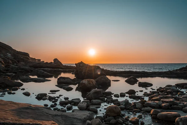 Восход Солнца Над Морской Бухтой Скалистым Берегом — стоковое фото