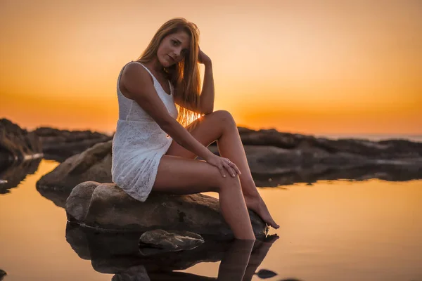 Sunset Portrait Beautiful Young Woman Sea Shore — ストック写真