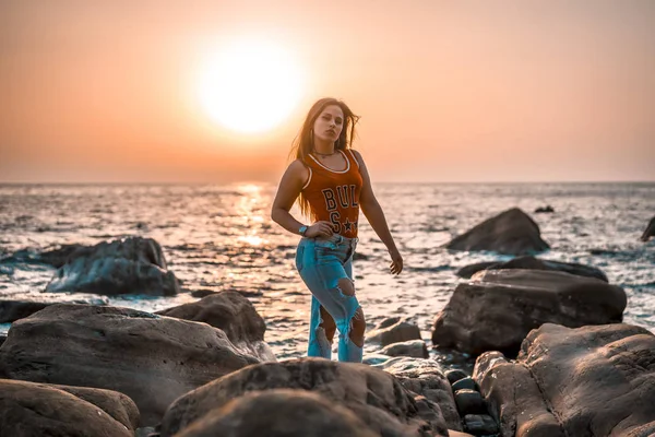 Portret Van Mooie Jonge Vrouw Aan Zee Bij Zonsondergang — Stockfoto