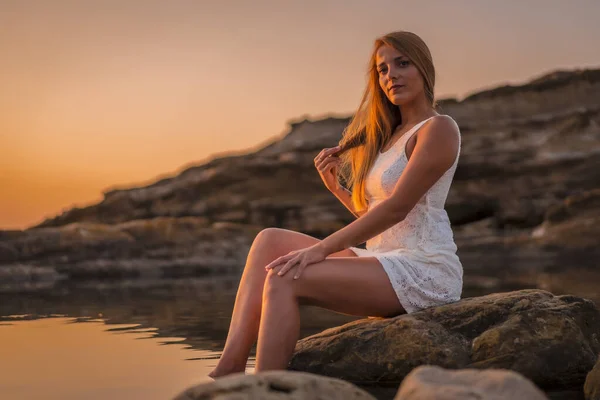 Zonsondergang Portret Van Mooie Jonge Vrouw Zee Kust — Stockfoto