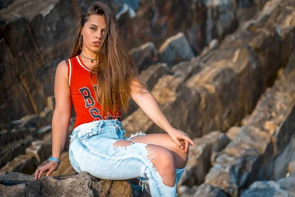 Portret Van Mooie Jonge Vrouw Aan Zee — Stockfoto