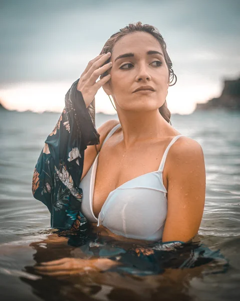 Retrato Bela Jovem Mulher Biquíni Água Mar — Fotografia de Stock