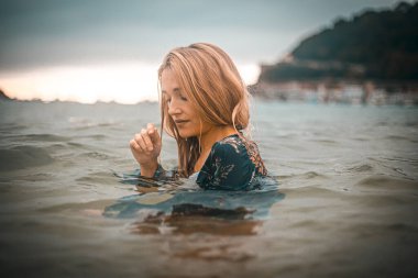  Deniz suyunda bikinili güzel bir kadının portresi.