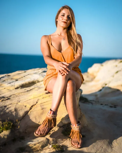 Sunset Portrait Beautiful Young Woman Sea Shore — Stock Photo, Image