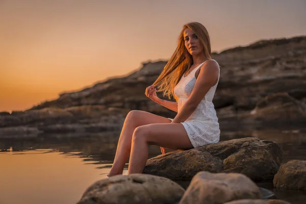 Aantrekkelijke Jonge Vrouw Wit Jurk Zee Rock — Stockfoto