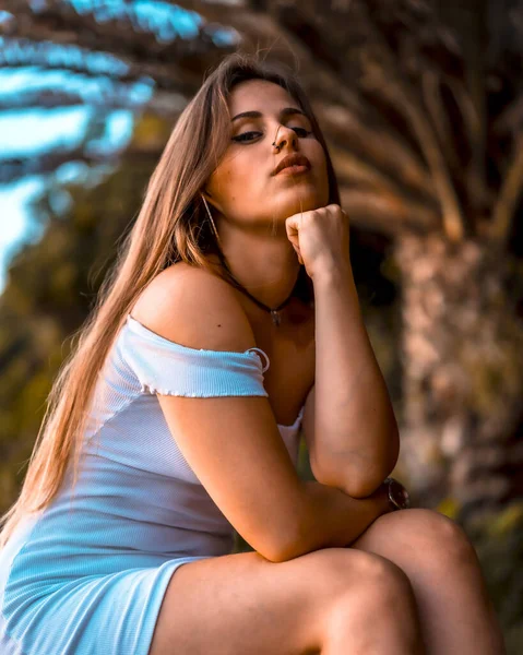 Retrato Hermosa Mujer Joven Vestido Blanco Playa Tropical — Foto de Stock