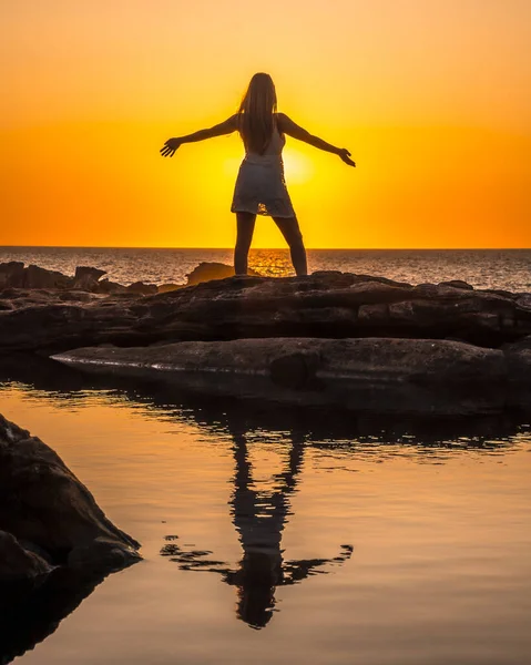 Retrato Atardecer Una Hermosa Joven Orilla Del Mar —  Fotos de Stock