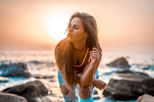 Retrato Bela Jovem Mulher Costa Mar Pôr Sol — Fotografia de Stock