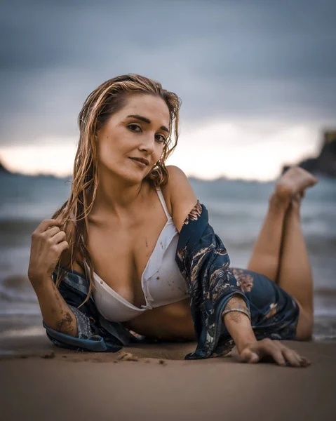 Portret Pięknej Młodej Kobiety Bikini Brzegu Morza — Zdjęcie stockowe