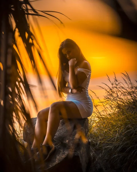 Retrato Hermosa Mujer Joven Vestido Blanco Playa Tropical — Foto de Stock