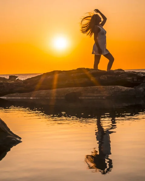 Zonsondergang Portret Van Mooie Jonge Vrouw Zee Kust — Stockfoto