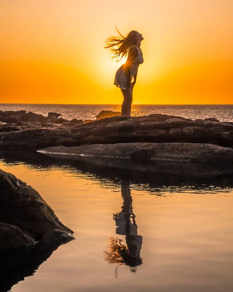 Zonsondergang Portret Van Mooie Jonge Vrouw Zee Kust — Stockfoto