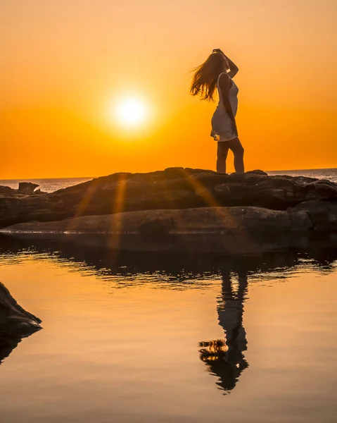 Retrato Atardecer Una Hermosa Joven Orilla Del Mar —  Fotos de Stock