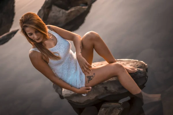 Ελκυστική Νεαρή Γυναίκα Λευκό Φόρεμα Στο Βράχο Της Θάλασσας — Φωτογραφία Αρχείου