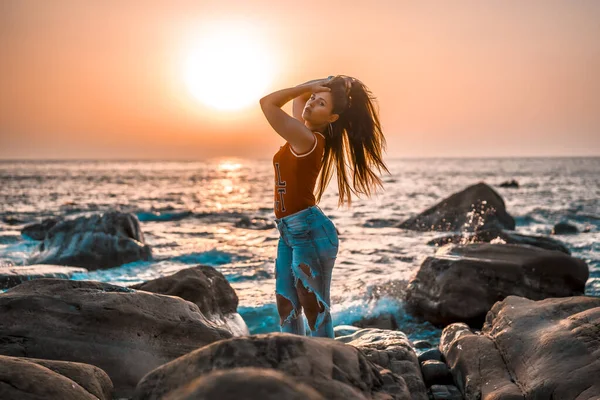 Retrato Bela Jovem Mulher Costa Mar Pôr Sol — Fotografia de Stock