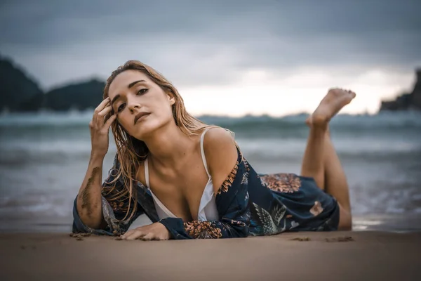 Retrato Bela Jovem Mulher Biquíni Costa Mar — Fotografia de Stock