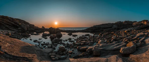 Восход Солнца Над Морской Бухтой Скалистым Берегом — стоковое фото