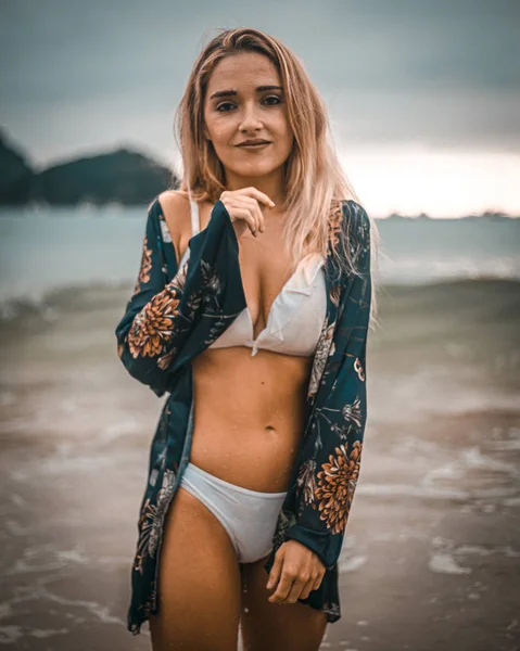 Portré Gyönyörű Fiatal Bikini Tenger Partján — Stock Fotó