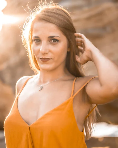 Retrato Atardecer Hermosa Joven Mujer Contra Roca — Foto de Stock