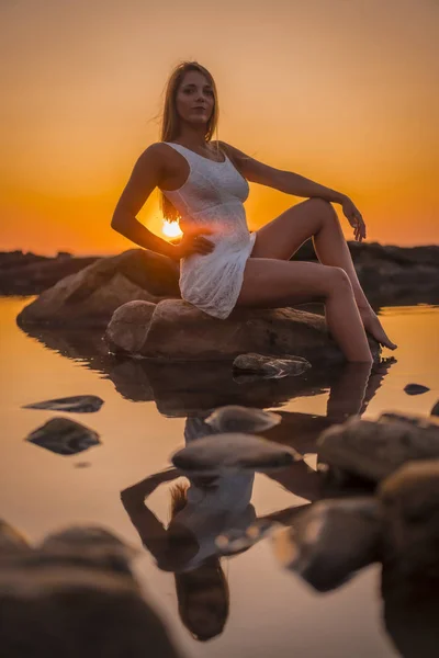 Zonsondergang Portret Van Mooie Jonge Vrouw Zee Kust — Stockfoto