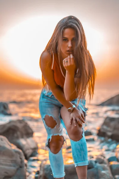 Retrato Una Hermosa Joven Orilla Del Mar Atardecer — Foto de Stock