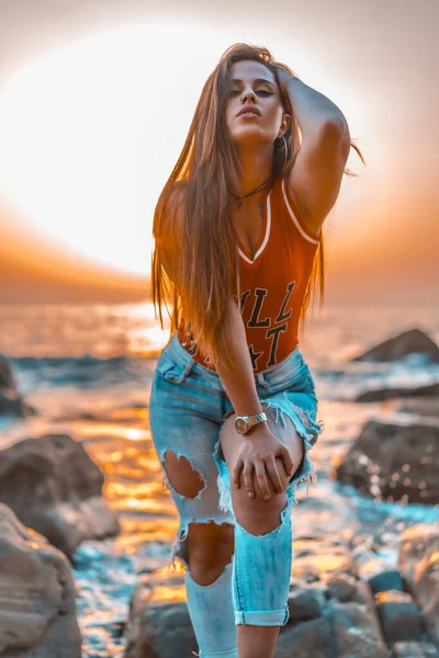 日落时美丽的年轻女子在海滨的肖像 — 图库照片