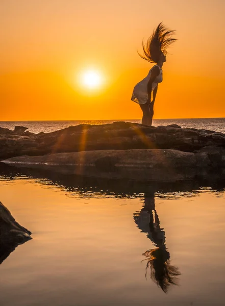 Retrato Atardecer Una Hermosa Joven Orilla Del Mar —  Fotos de Stock