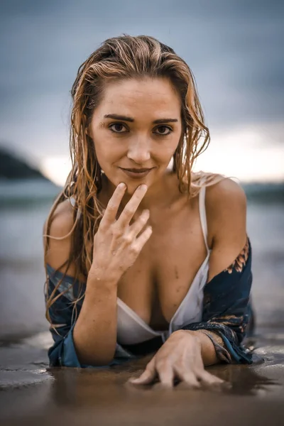 Портрет Красивой Молодой Женщины Бикини Берегу Моря — стоковое фото