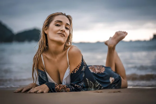 Portret Van Mooie Jonge Vrouw Bikini Aan Zee — Stockfoto