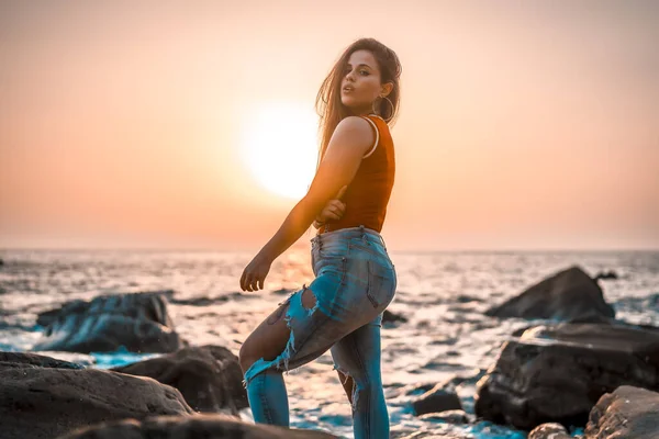 Retrato Una Hermosa Joven Orilla Del Mar Atardecer — Foto de Stock